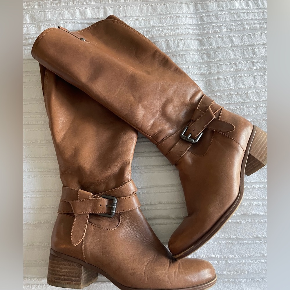 Women’s Naturalizer leather boots. Worn a few times, great condition.